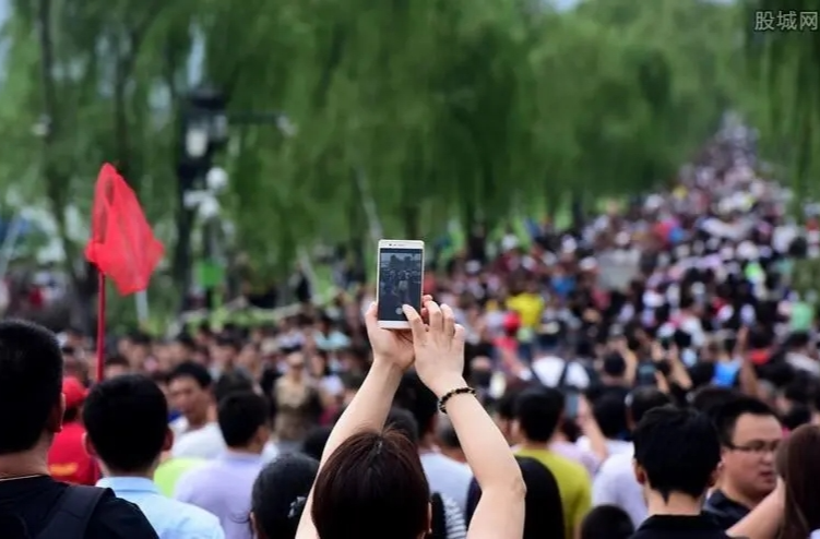 全面爆发，客流峰值超春运，今年五一或成为中国旅游一个标志性的转折点