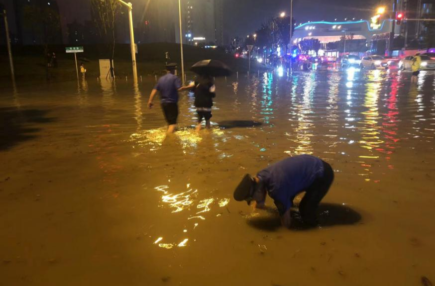 暴雨来临，湖南湘江新区城管执法人雨中守护