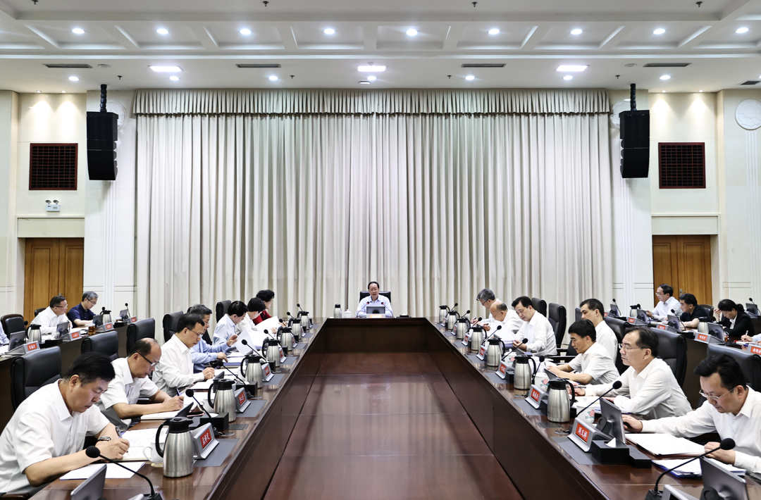 毛伟明主持省政府常务会议 部署建设现代化产业体系等工作