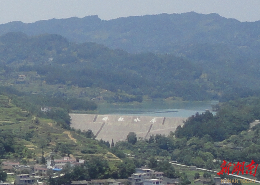 七绝丨黄叶:龙山卧龙水库远望 - 新湖南客户端 - 新湖南