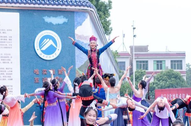 湖南科技大学精心打造“民族文化墙” 倾心浇灌民族团结进步之花