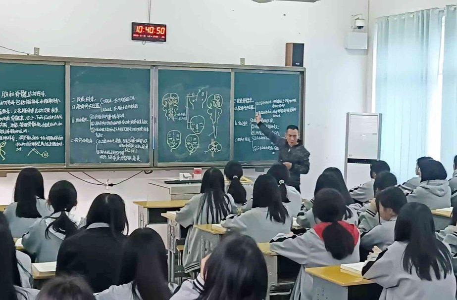 赛技能 展风采——永州工贸学校开展青年教师教学“比武”活动