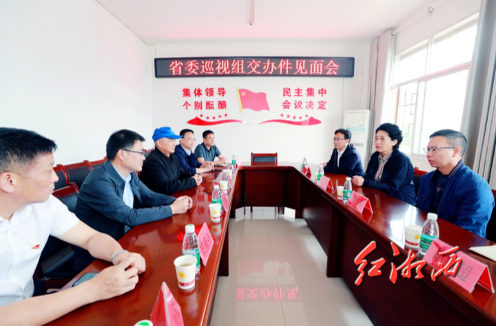 陈华到永顺县接待信访群众