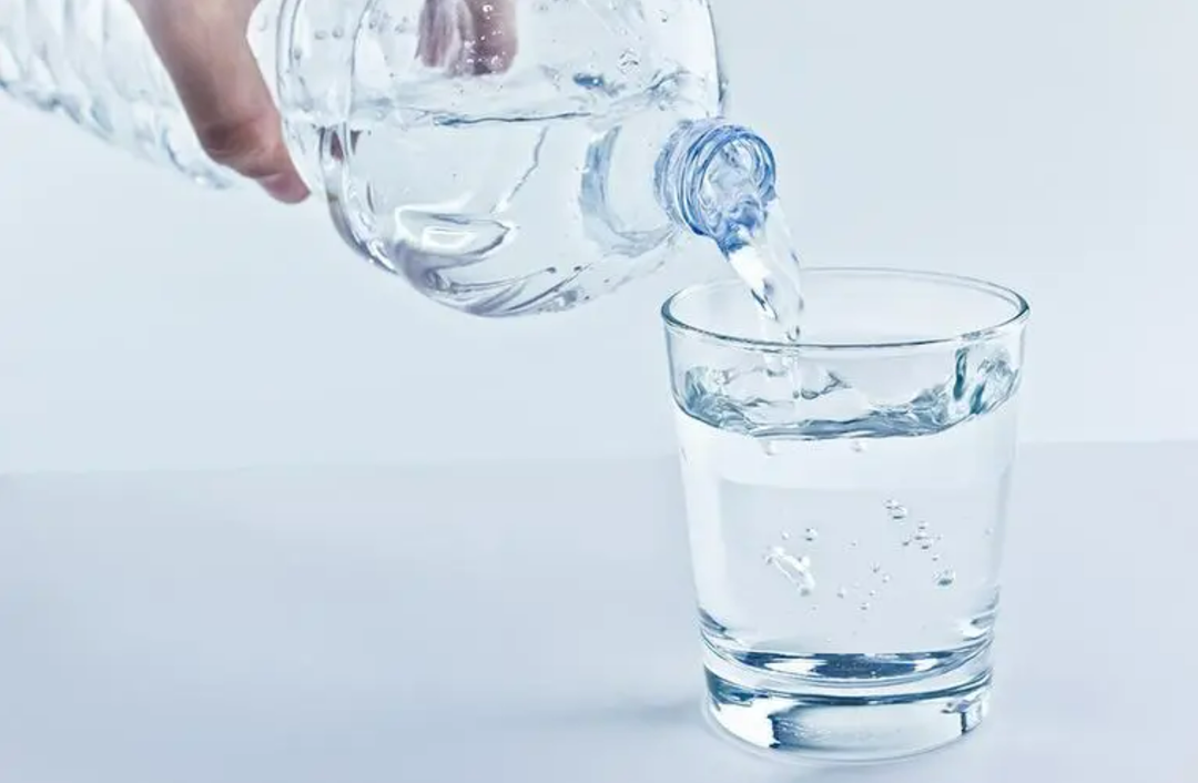 亚星游戏官网-www.yaxin222.com健康生活从喝水开始！这些喝水的学问(图1)