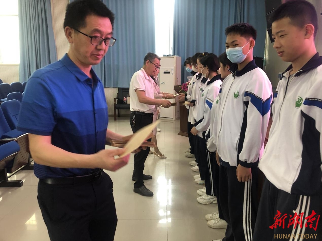 怀化市四中传递爱的火炬让爱充满人间