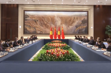 习近平同吉尔吉斯斯坦总统扎帕罗夫会谈