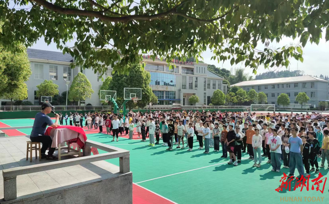 洪江市托口镇中学正确认识生命关爱学生成长