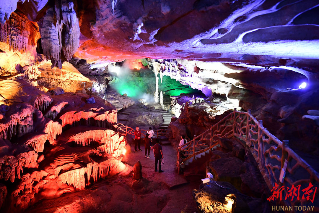 5月19日,游客在城步苗族自治县白云洞景区的溶洞群内游玩