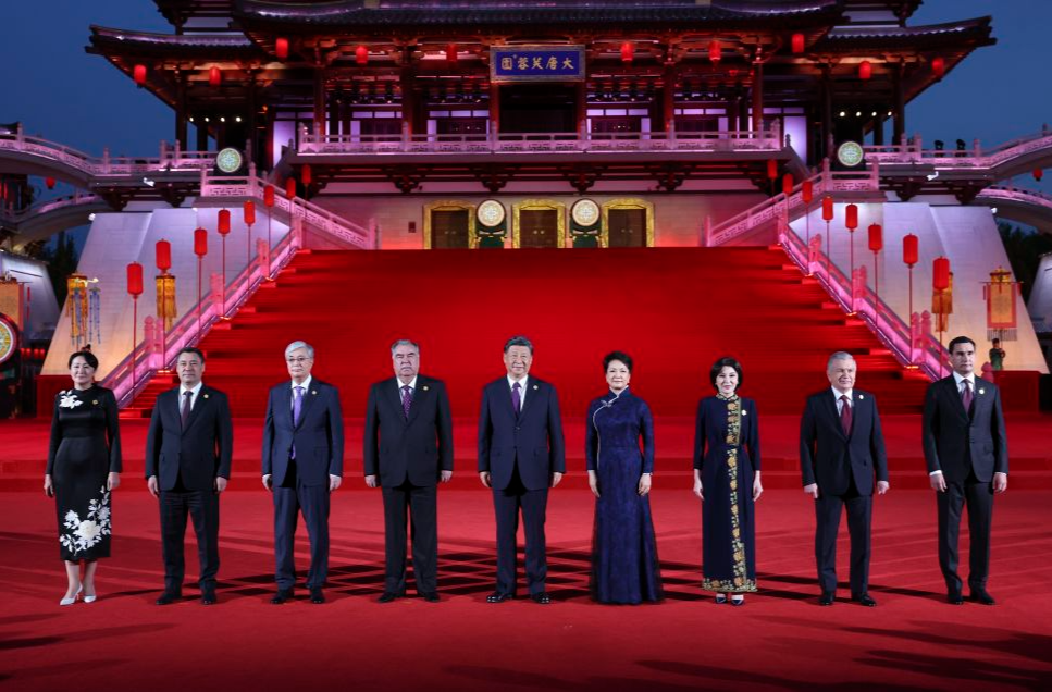 习近平和彭丽媛为出席中国－中亚峰会的中亚国家元首夫妇举行欢迎仪式和欢迎宴会并共同观看演出