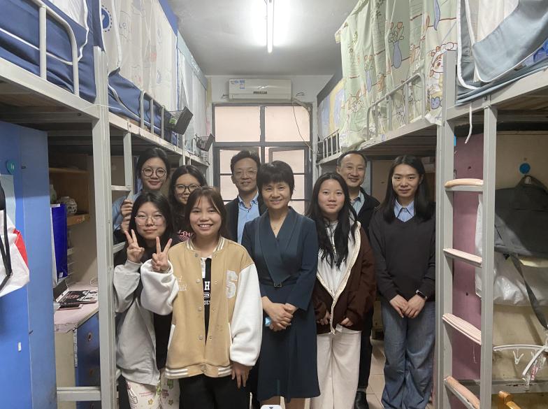 长沙民政职院外语学院党总支开展"教师党员进寝室"主题党日活动