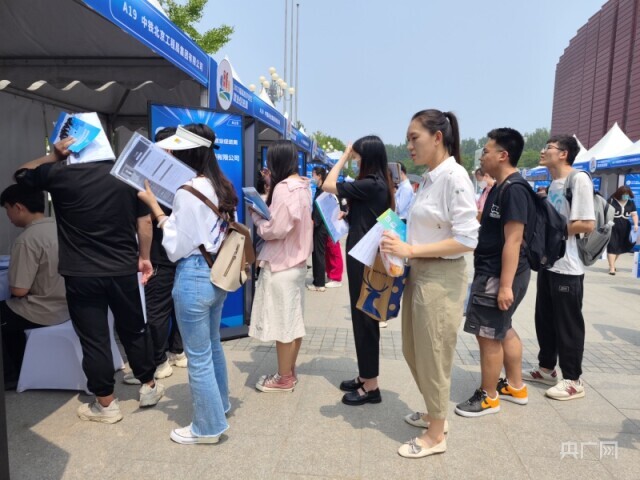 教育部汇聚多方力量  共促高校毕业生就业