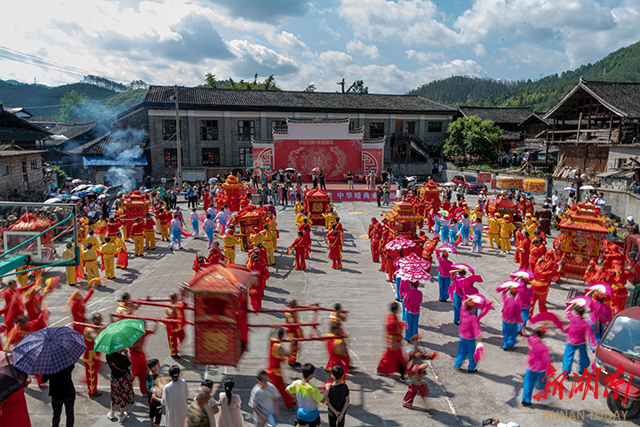 高椅古村“黑饭节”饱了眼福饱口福：观集体婚礼、尝古村黑饭、赏民俗表演(图2)