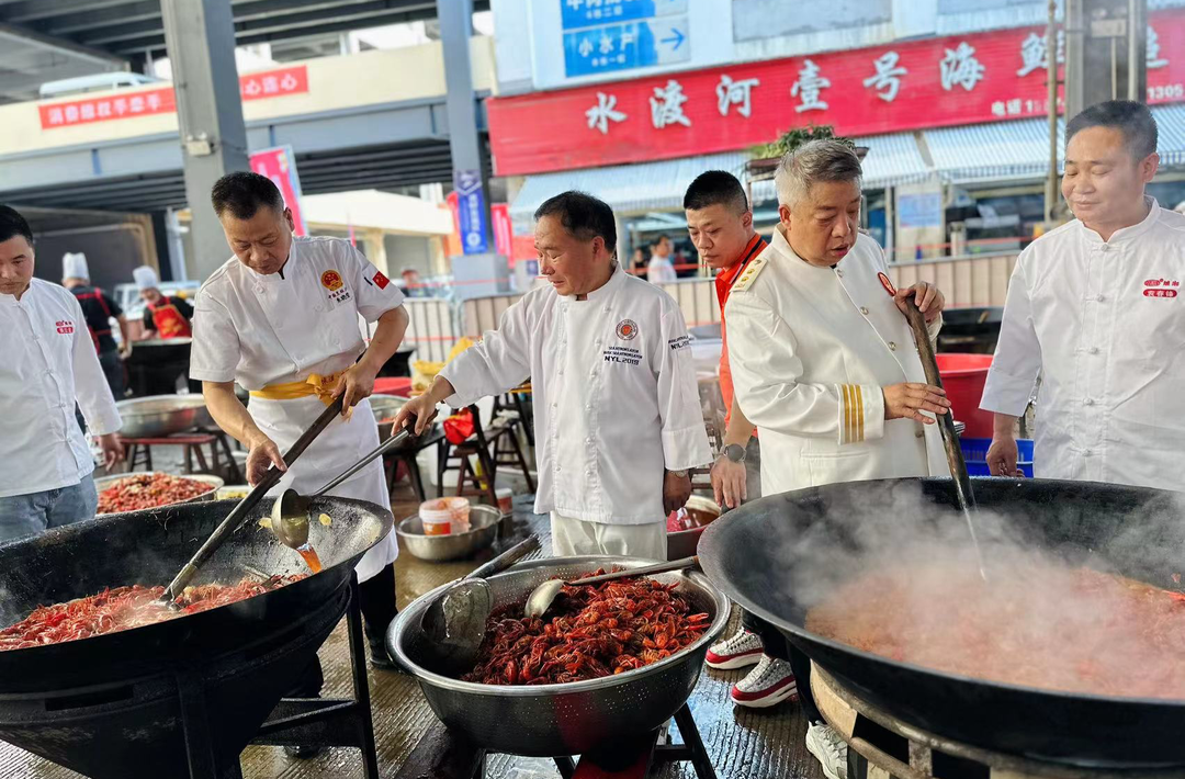 虾的海洋和人们的欢乐场——长沙水渡河市场第四届龙虾美食文化节开幕