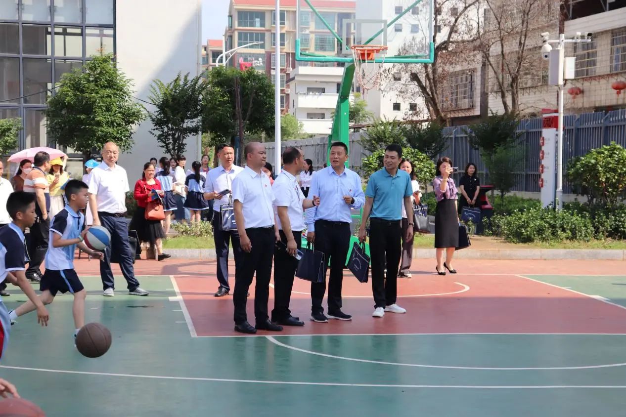 总结会上,三塘联合学校芙蓉小学校长全朝阳向与会人员做了《向美出发