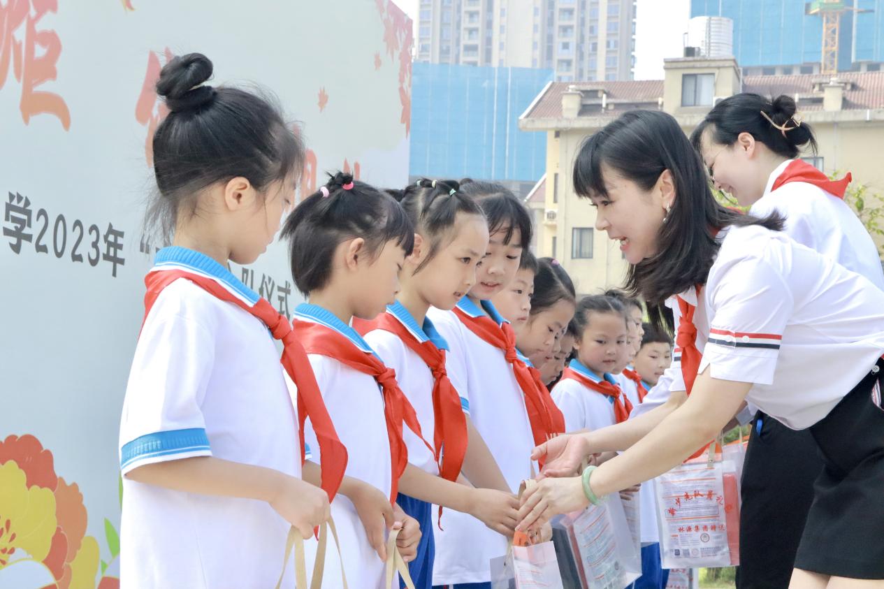 雨花区枫树山美联小学举行一年级入队仪式-新湖南