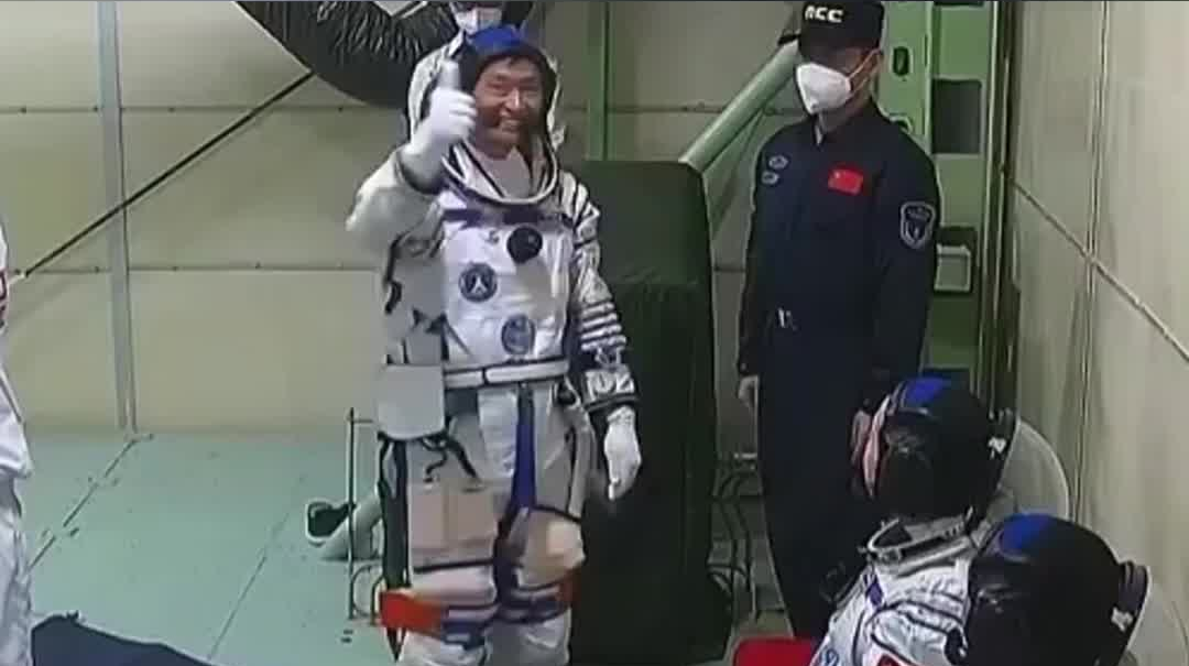 桂海潮率先进舱笑着挥手 与队友一一击掌