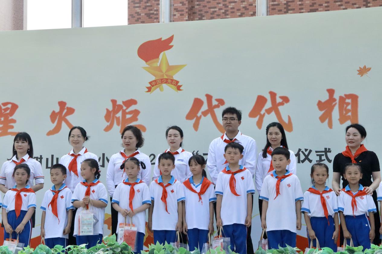 雨花区枫树山美联小学举行一年级入队仪式 - 未来之星 - 新湖南