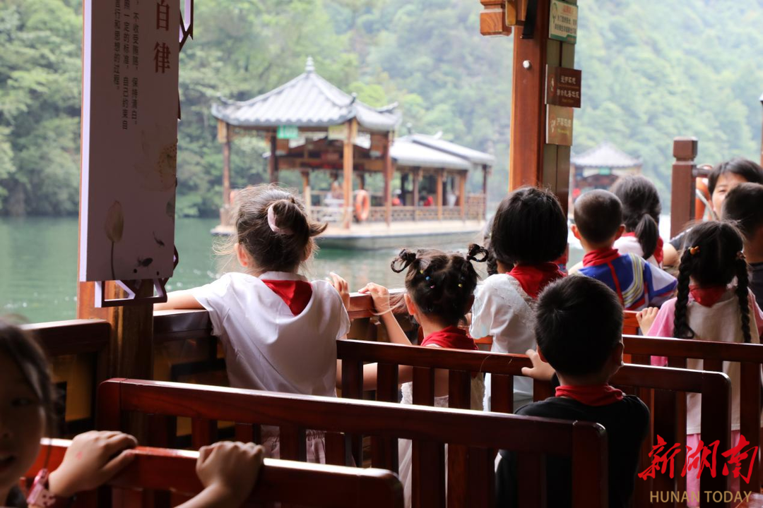 张旅集团携手山区学校,让孩子们过一个难忘的节日 - 张家界 - 新湖南