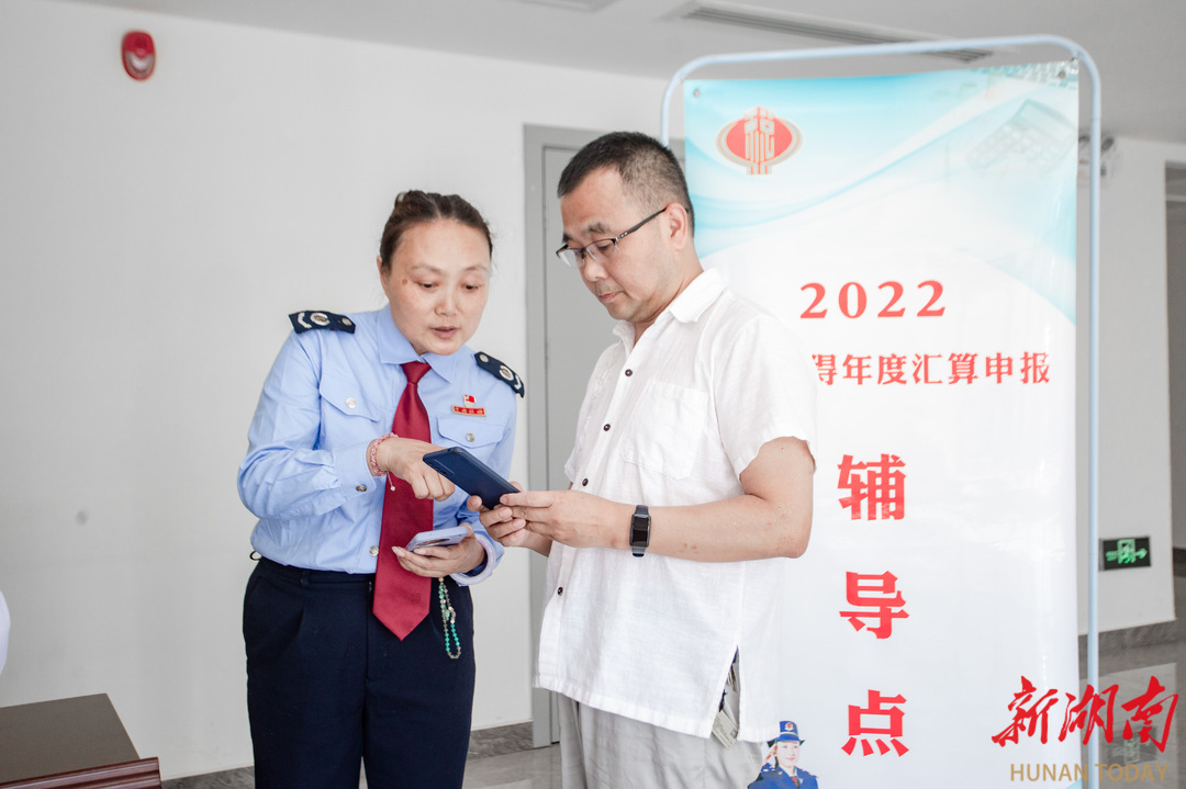 张家界：税务干部上门个税申报无忧