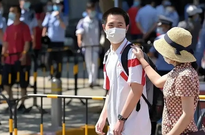 提醒考生：要适当提前到达考点