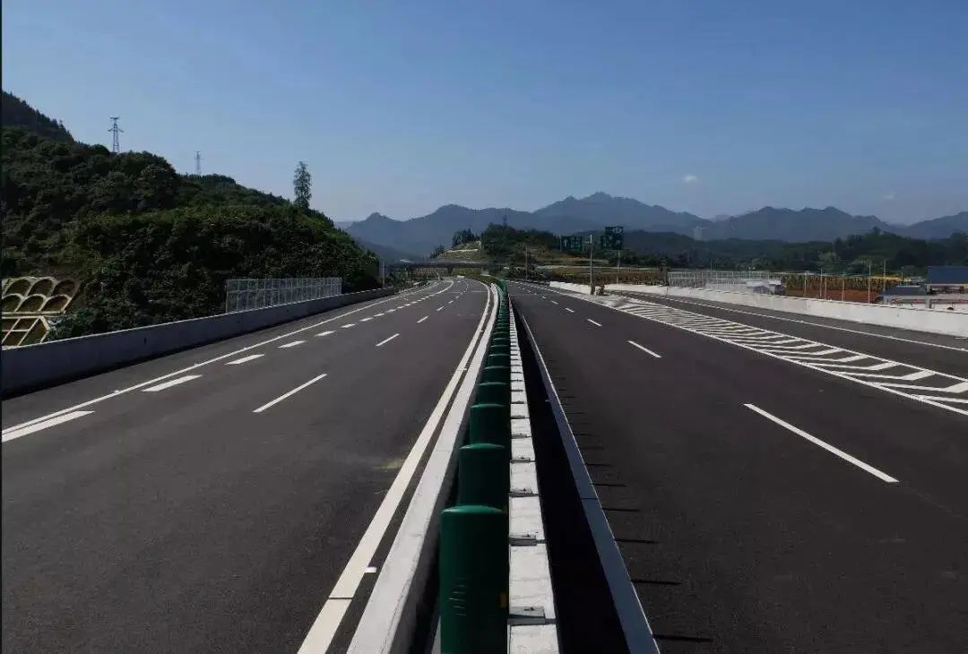 芷铜高速进入沥青路面施工阶段 铜怀高速全线即将贯通-新湖南