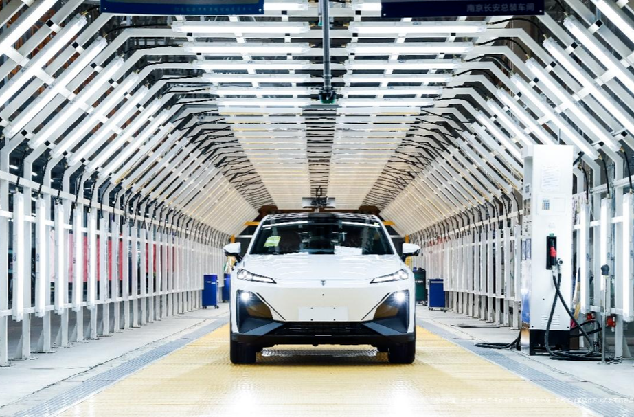 深蓝S7量产车下线，南京智慧工厂助力新能源产业升级