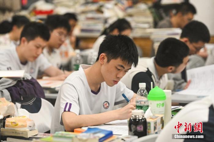 　资料图：重庆十一中高三年级的教室里，学生正在专注复习。何蓬磊 摄