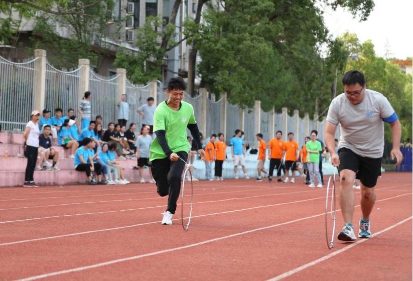 乐鱼体育官网南华大学组织毕业生趣味运动体育课(图2)