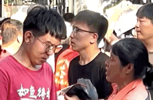 考场外的这对母子，感动全网！儿子接下来计划……