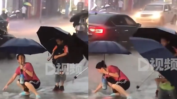 点赞！女子暴雨中徒手疏通下水道口