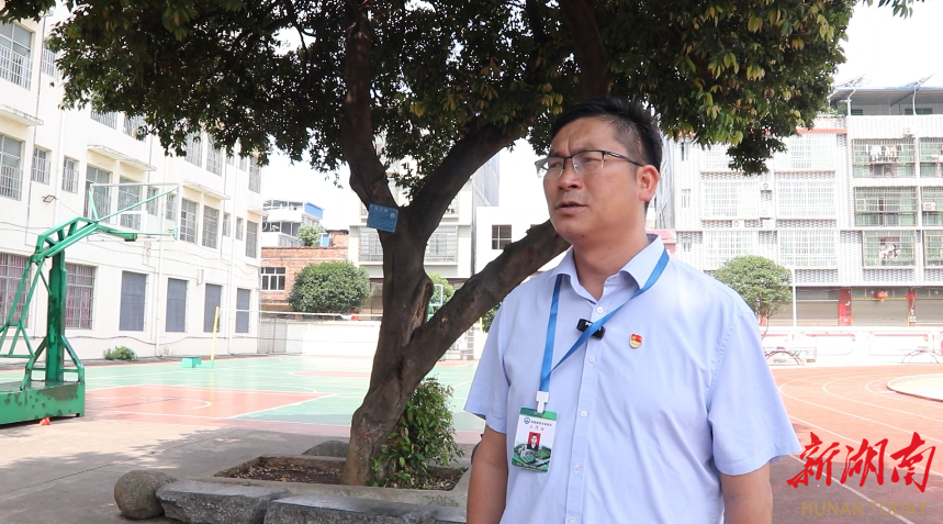 "江华创新实验学校校长邓豪兴说.