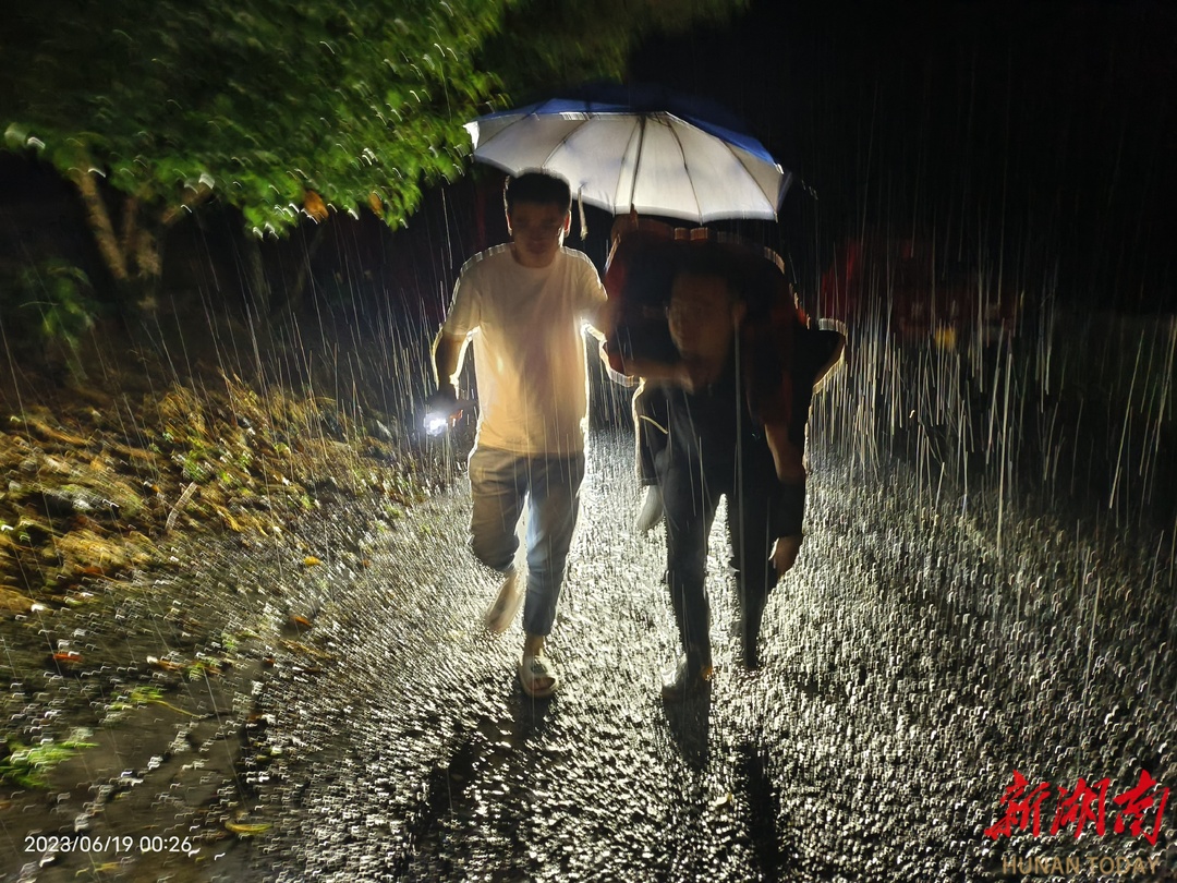 图集｜暴雨深夜来袭 泸溪县兴隆场镇、小章乡紧急转移群众避险 - 湘西 - 新湖南
