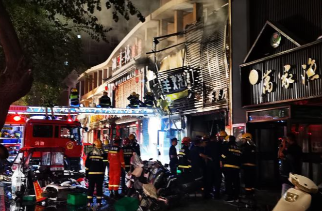 宁夏银川烧烤店爆炸已致38人伤亡，报警人反映更换阀门过程中发生爆炸