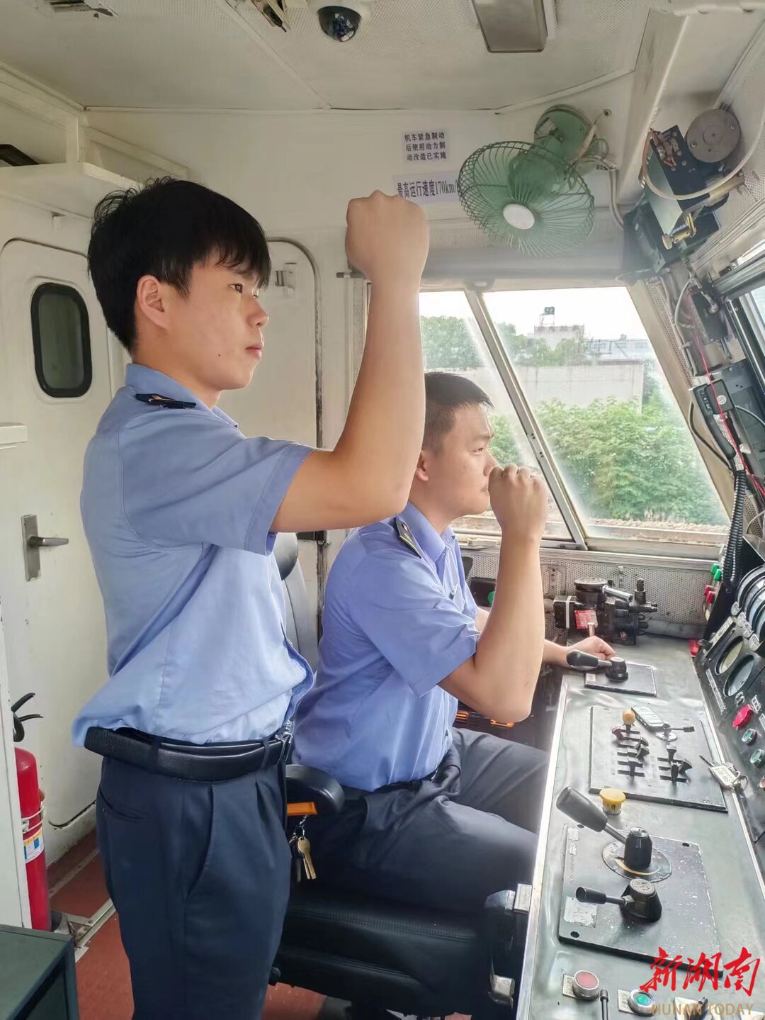 火车司机勇对暴雨