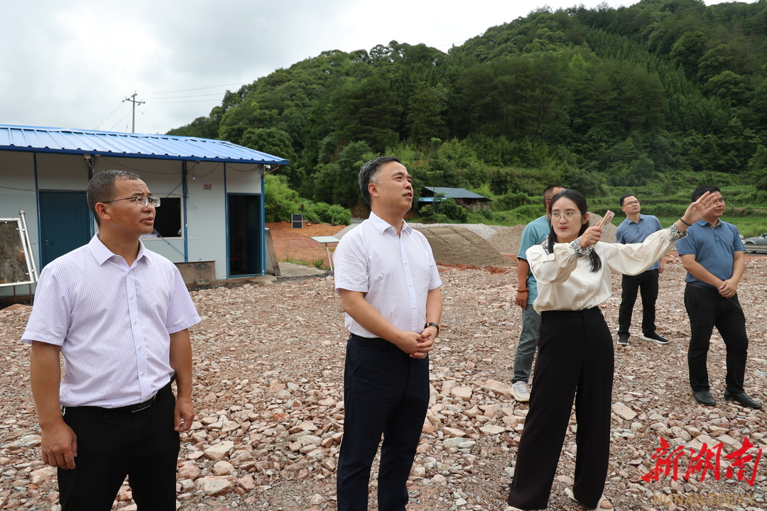 毛运鸿到溪口镇调研中药材产业发展工作