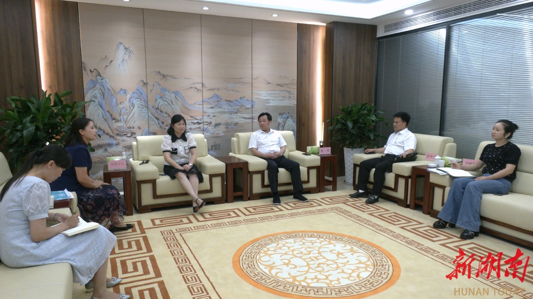 唐成会见李知甜一行