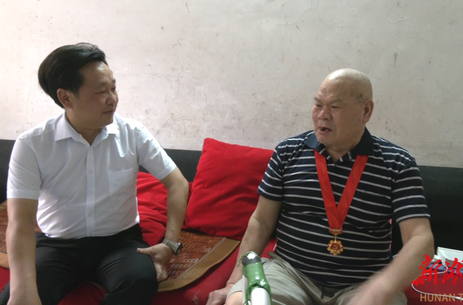 唐成走访慰问老党员和生活困难党员
