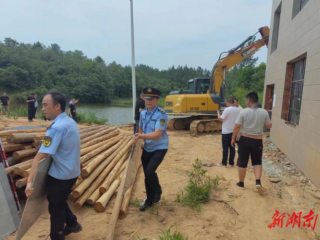 岳阳拆除京港澳高速旁违法建筑 - 岳阳 - 新湖南