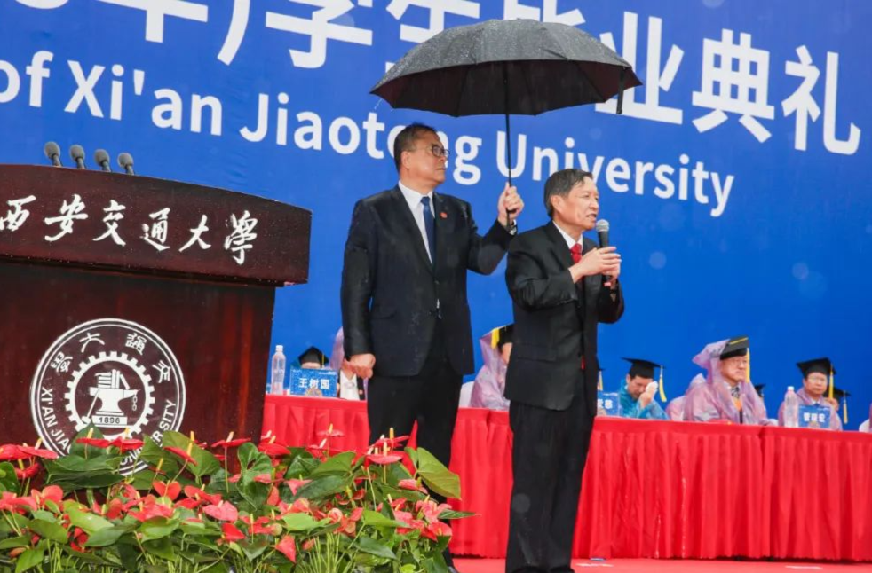 校长雨中致辞火了！他的历年演讲都离不开这4个字