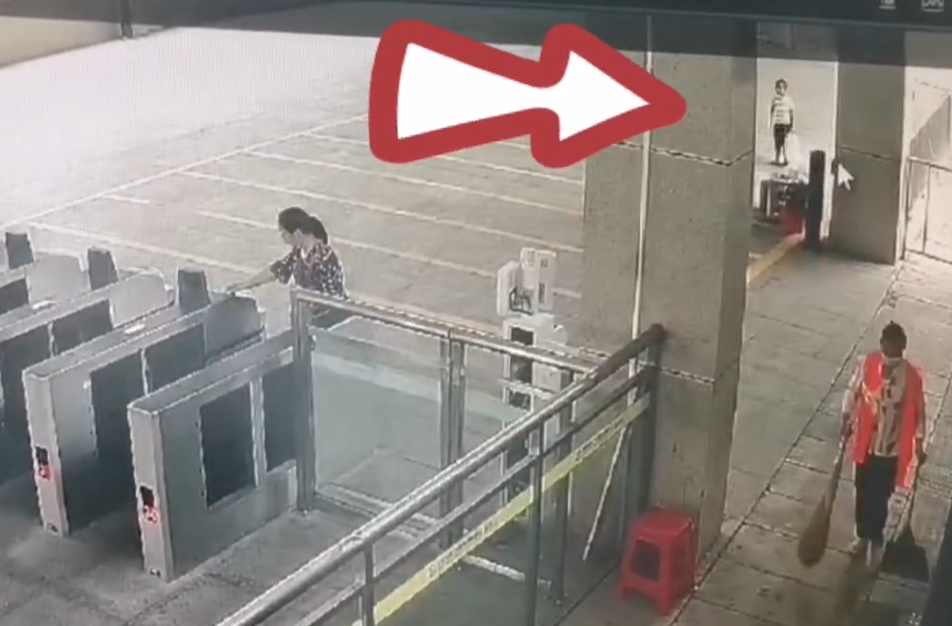 粗心父亲火车上睡着，孩子独自下车。这时，益阳火车站值班员出手了……