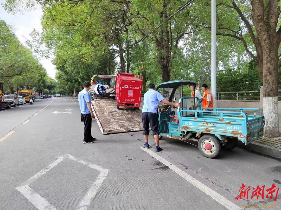 新邵交警助力文明城市创建_邵阳头条网