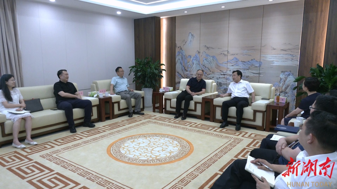 唐成会见陈虎一行