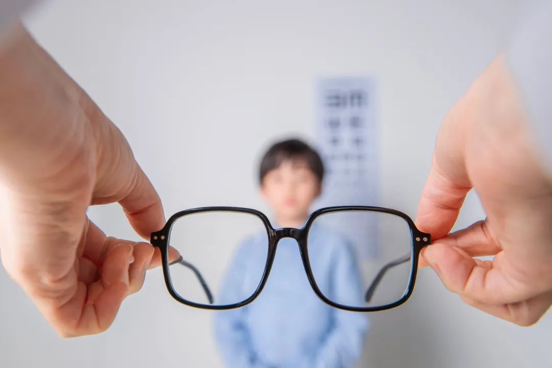 如何在第一时间发现孩子近视?