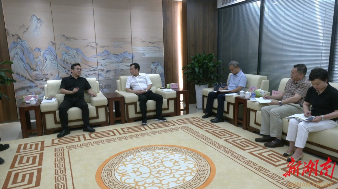唐成会见何万里一行