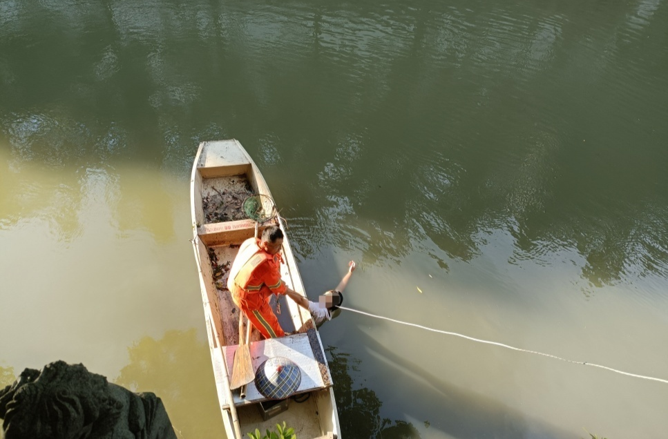5秒钟！环卫大爷驾船“漂移”，一把拽住他