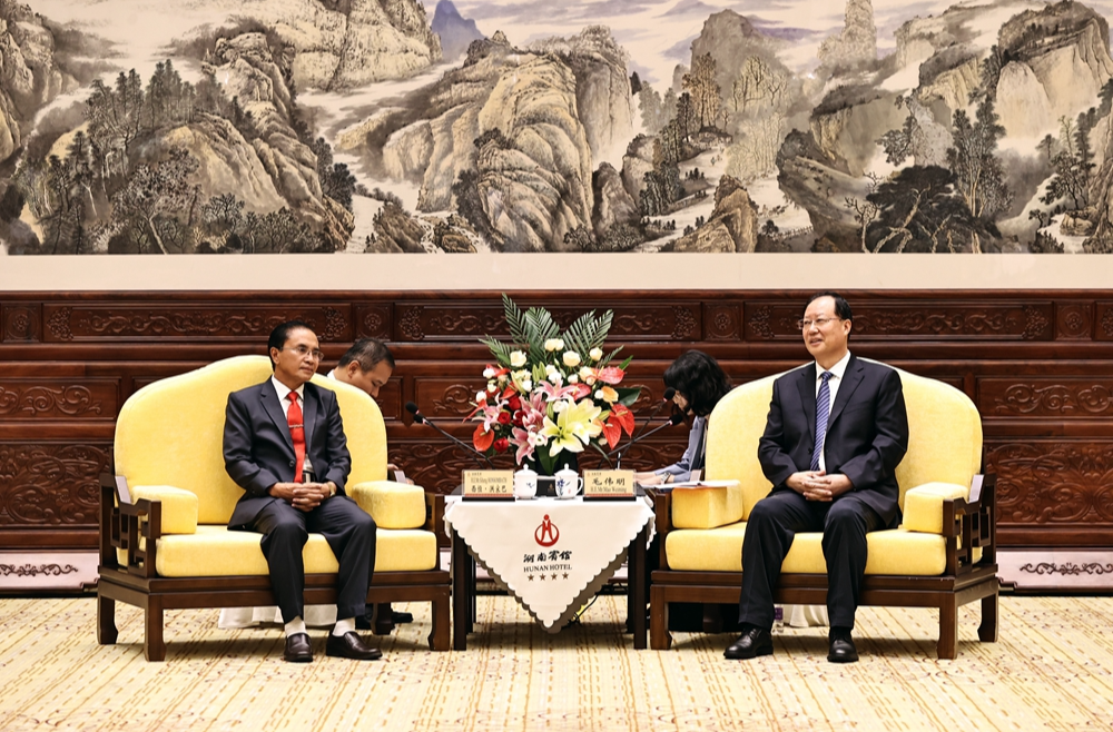 毛伟明会见老挝客人