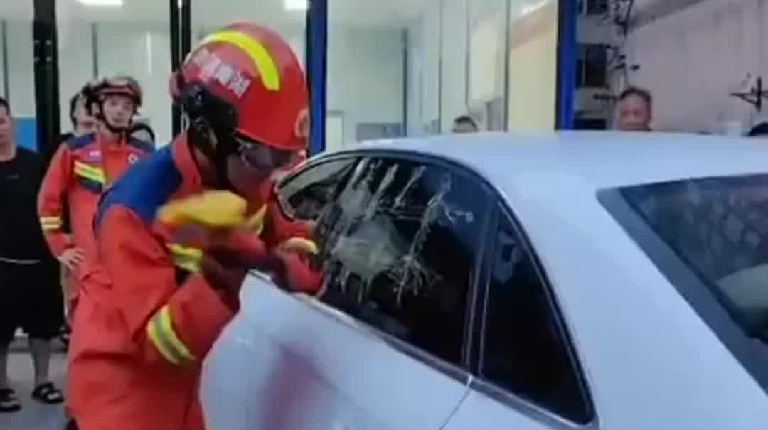 消防员砸窗救被锁车内女童 细心吹去她脚丫上的玻璃渣