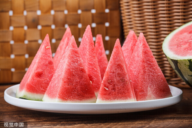 保鲜膜包过的西瓜细菌爆表，严重会导致中毒？记住4点，安全吃瓜！
