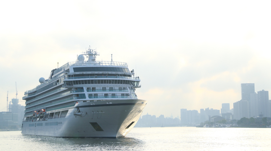 首艘国产大型邮轮正式出坞！一文带你了解中国邮轮的“前世今生”