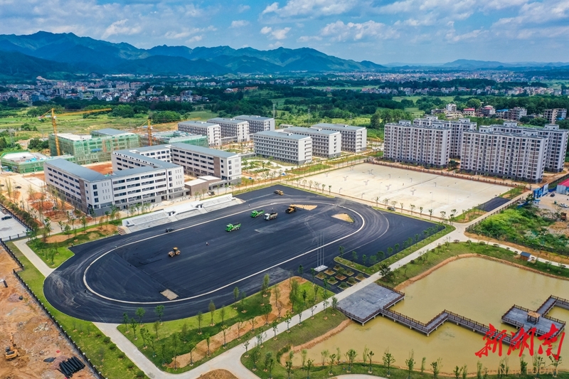 7月12日,蓝山县示范性中学二期项目建设工地一片繁忙.